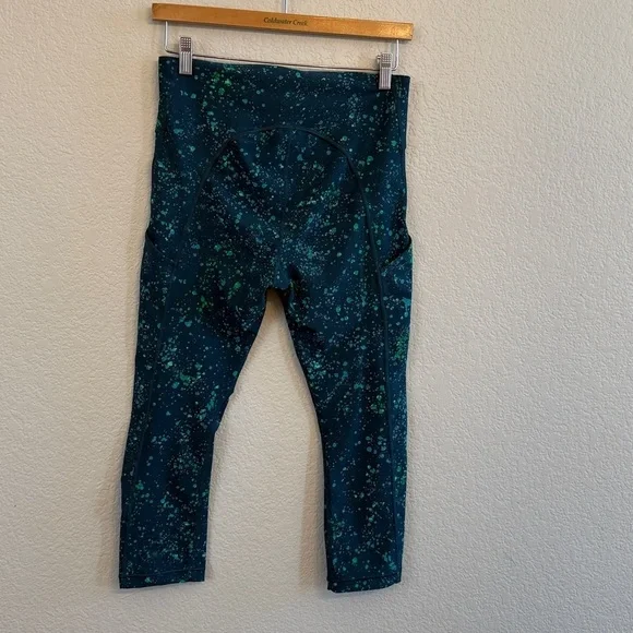 Athleta Ultimate Stash Pocket Split Capri Pant Splattered Green size Medium - Picture 7 of 9